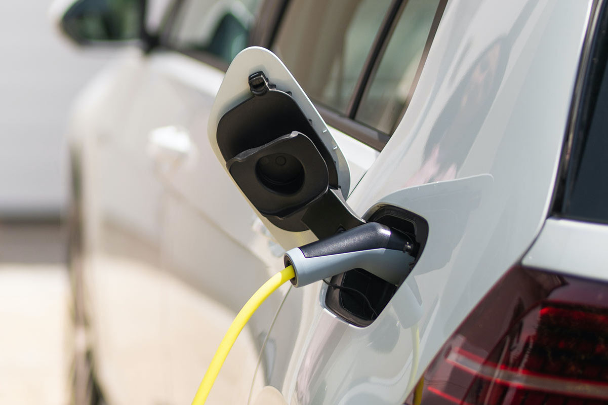 Vit elbil med laddade ansluten